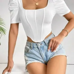 Camiseta crop de cuello cuadrado. Talla M