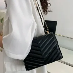 Cartera cuadrada ligera