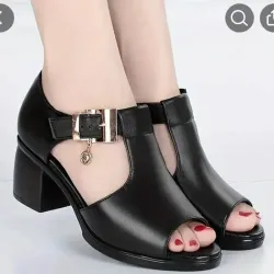 Sandalias de tacón grueso. Talla 39