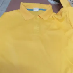 Pulover amarillo con cuello