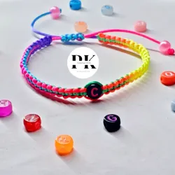 PULSERA MULTICOLOR CON INICIAL