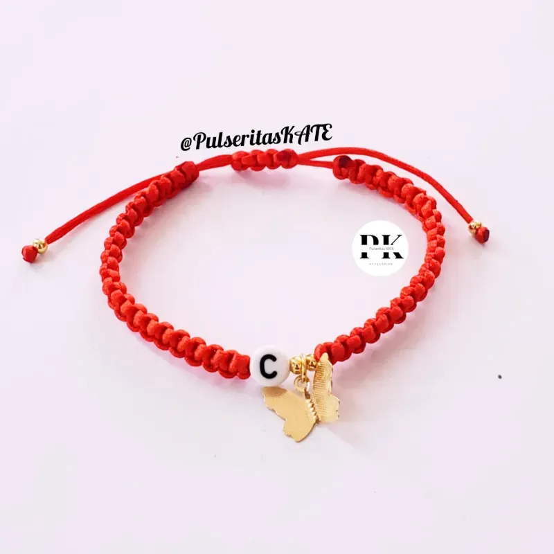 PULSERA TEJIDA CON INICIAL Y DIJE DE MARIPOSA
