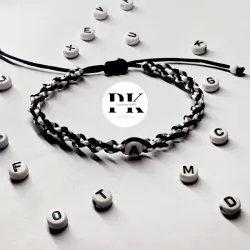 PULSERA TEJIDA EN ESPIRAL BLANCA Y NEGRA CON INICIAL