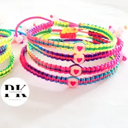 PULSERA TEJIDA MULTICOLOR CON CORAZÓN LUMÍNICO