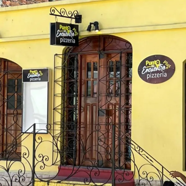 A solo una cuadra de la emblemática Plaza de Marte en Santiago de Cuba, ofertamos excelentes platillos y bebidas para su disfrute en nuestro acogedor local. No puede dejar de visitarnos. Le esperamos.