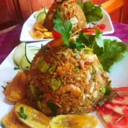 Arroz frito con camarones