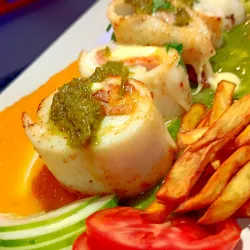 Calamar relleno con jamón y queso gouda