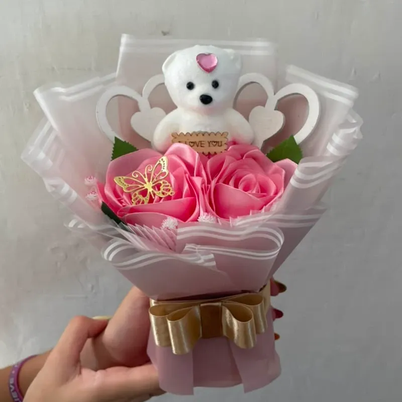 Ramo de rosas con peluche