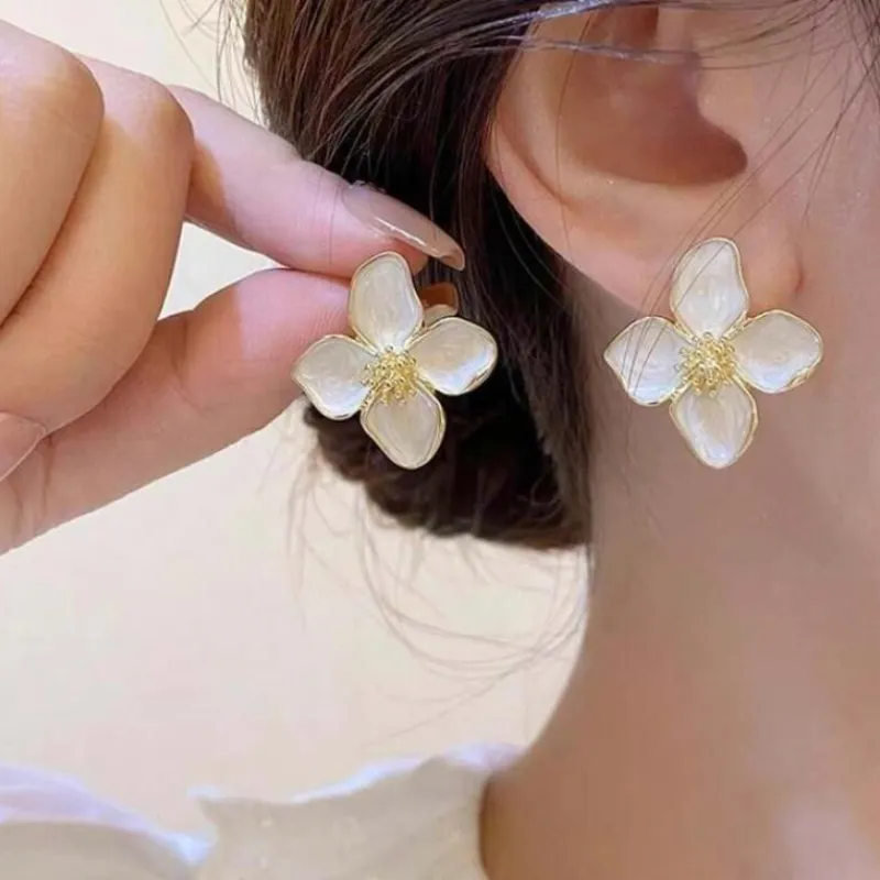 Aretes blancos con borde dorado