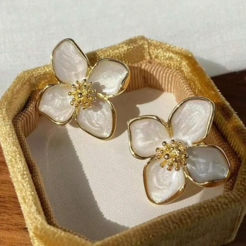 Aretes blancos con borde dorado