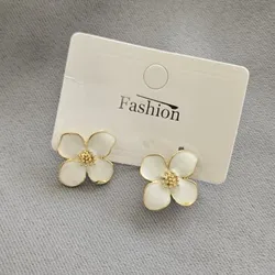 Aretes blancos con borde dorado 