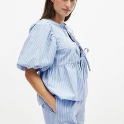 Blusa azul a rayas con mangas abullonadas