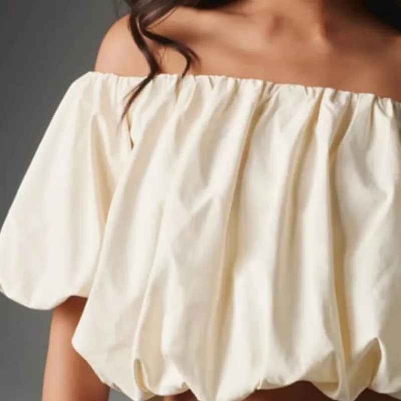 Blusa de hombros descubiertos con mangas de bombillo