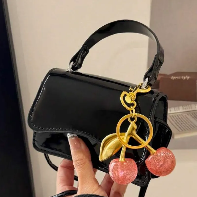 Carterita negra pequeña con cerezas