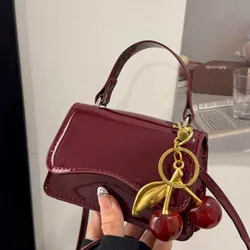 Carterita rojo vino pequeña con cerezas