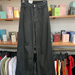 Pantalón negro patas anchas H&M