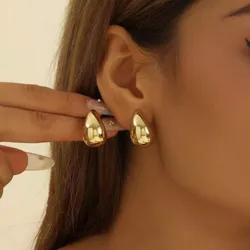 Aretes dorados con forma de lágrimas 