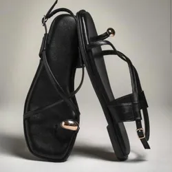 Sandalias negras con detalle dorado