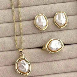 Set de cadena, anillo y aretes blancos y dorados