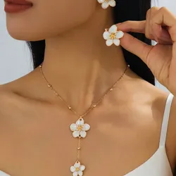 Set de cadena y aretes de margaritas