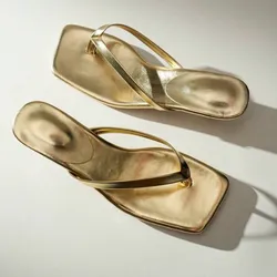 Tacones dorados bajitos de punta cuadrada