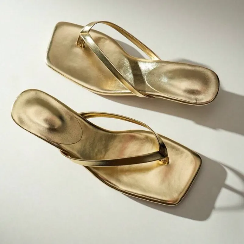 Tacones dorados bajitos de punta cuadrada