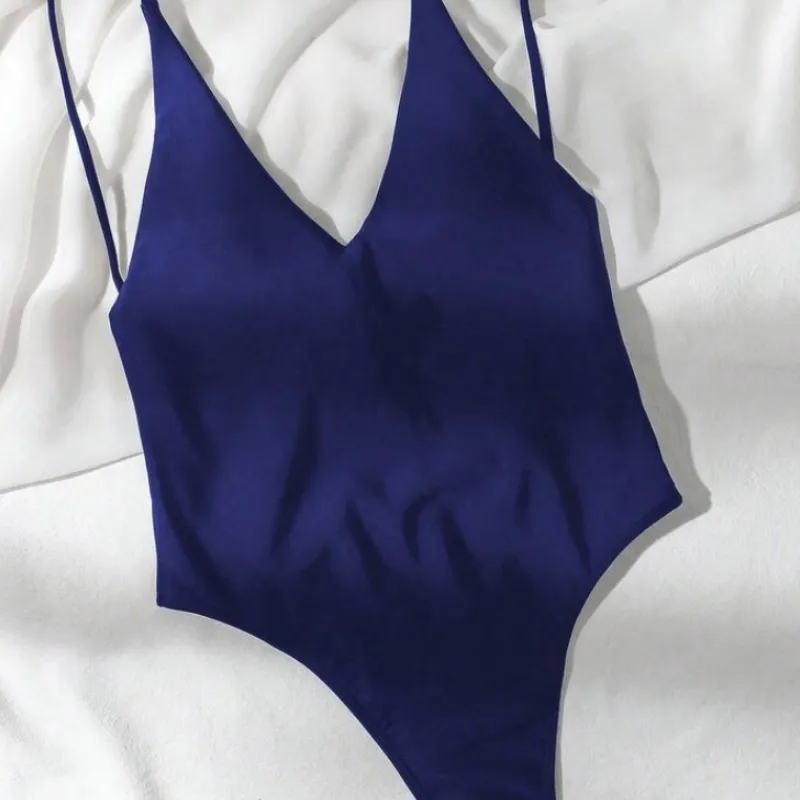 Trusa enteriza azul con escote en la espalda