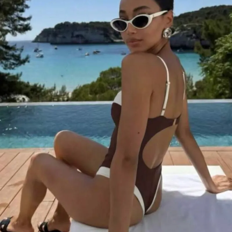 Trusa enteriza carmelita con escote en la espalda
