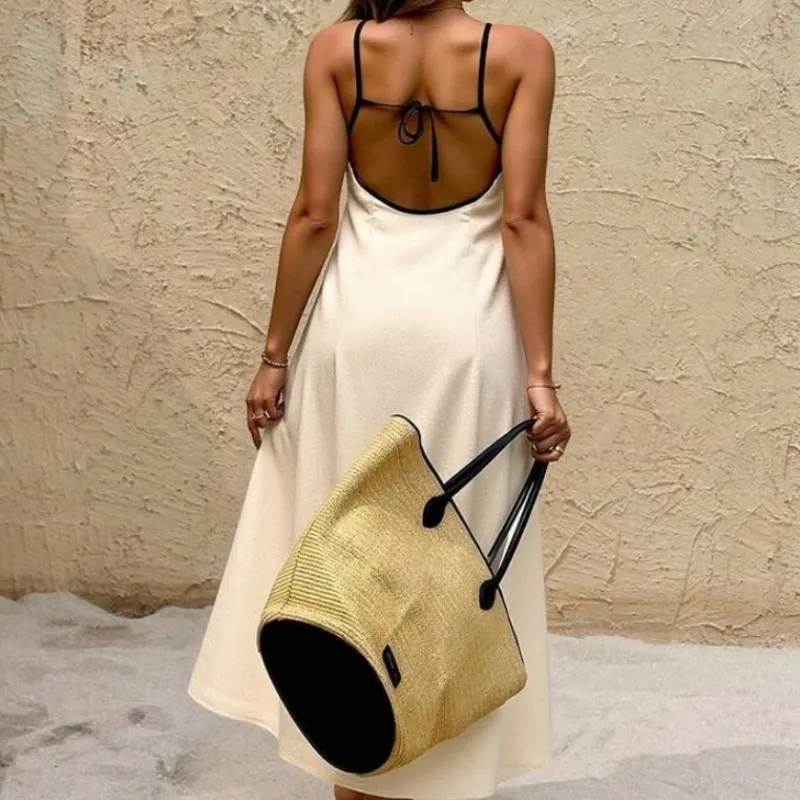 Vestido beige de tirantes negros abierto detrás