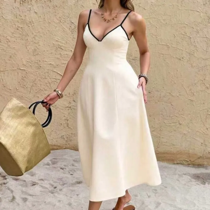 Vestido beige de tirantes negros abierto detrás