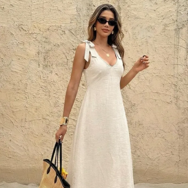 Vestido crema con detalle en los hombros