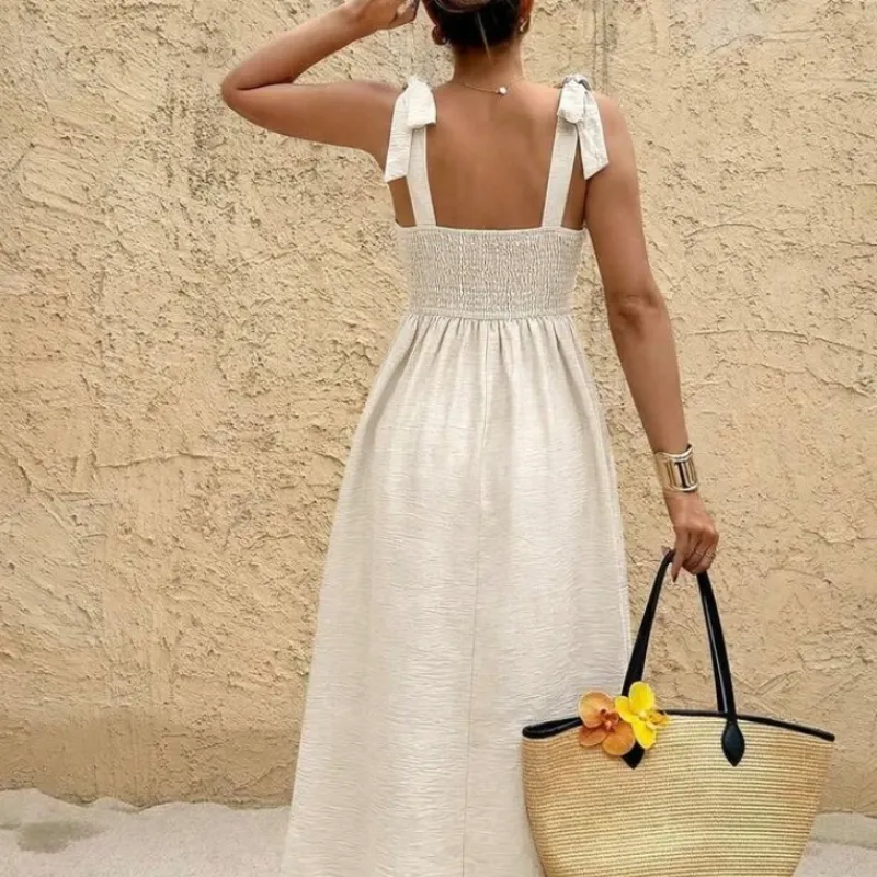 Vestido crema con detalle en los hombros