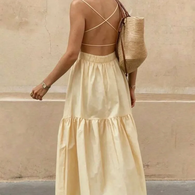 Vestido crema con escote en la espalda