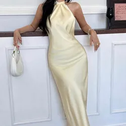Vestido de satén amarillo con la espalda afuera
