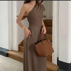 Vestido de un solo hombro