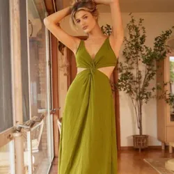 Vestido mostaza con escote en la espalda