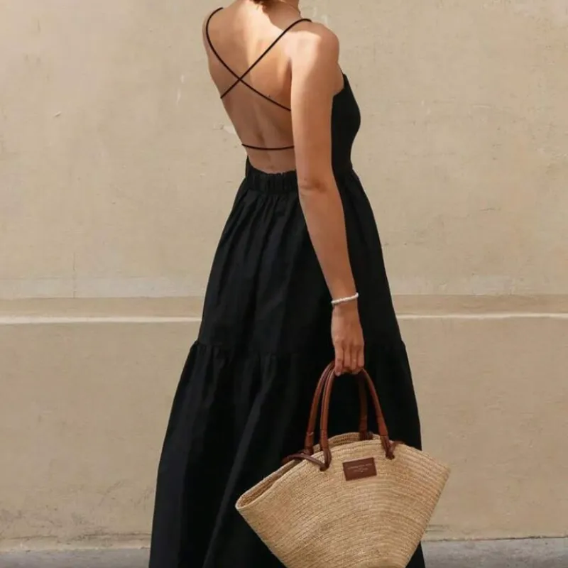 Vestido negro con escote en la espalda