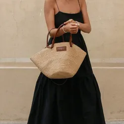 Vestido negro con escote en la espalda