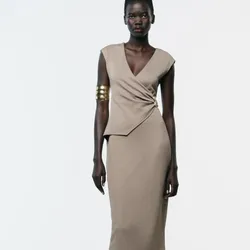 Vestido Zara beige con hebilla dorada a un lado