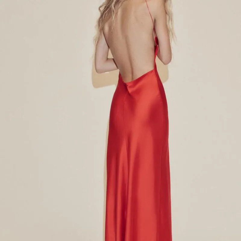 Vestido Zara rojo de satén con la espalda afuera