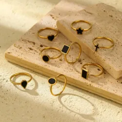 Anillo con dije negro