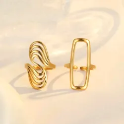 Anillo dorado rectangular y en S