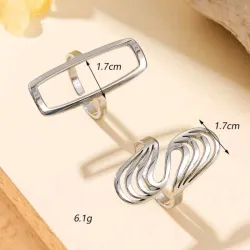 Anillo plateado rectangular y en S