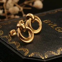 Arete elegante entrelazado