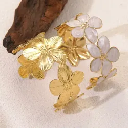 Brazaletes florales blanco y dorado