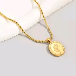 Cadena torcida con chapa y flor grabada