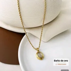 Cadena torcida con piedra blanca translúcida