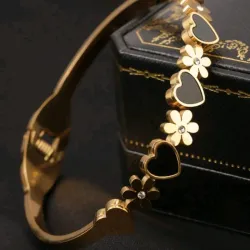 Pulso de corazones negros y brillantes