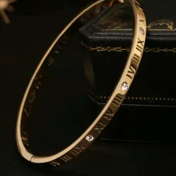 Pulso rígido con grabado romano y circonias