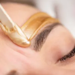Epilación de cejas con cera